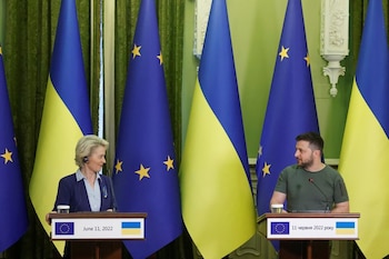 Ursula von der Leyen y Volodimir Zelensky abordaron medidas para limitar el precio del gas ruso (REUTERS/Valentyn Ogirenko)