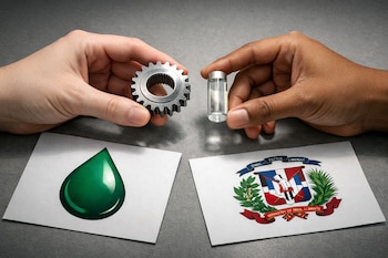 Dos manos sostienen un engranaje y un vial de vidrio. En la mesa, dos papeles con el logo de una gota verde y el escudo de República Dominicana.