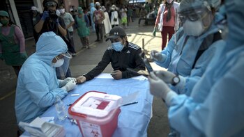 29/04/2020 Un trabajador sanitario toma