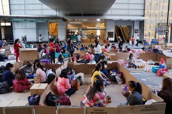 Los trabajadores migrantes se reúnen