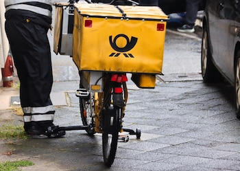 Un cartero trabajando. (Pixabay)