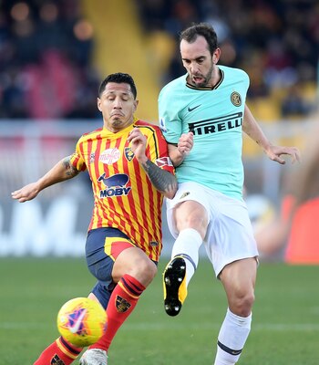 Gianluca Lapadula luchando un balón
