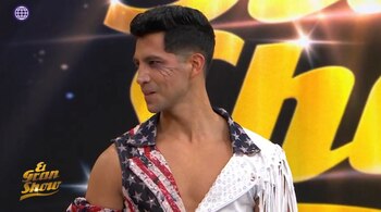 Santiago Suárez aparece en escena.