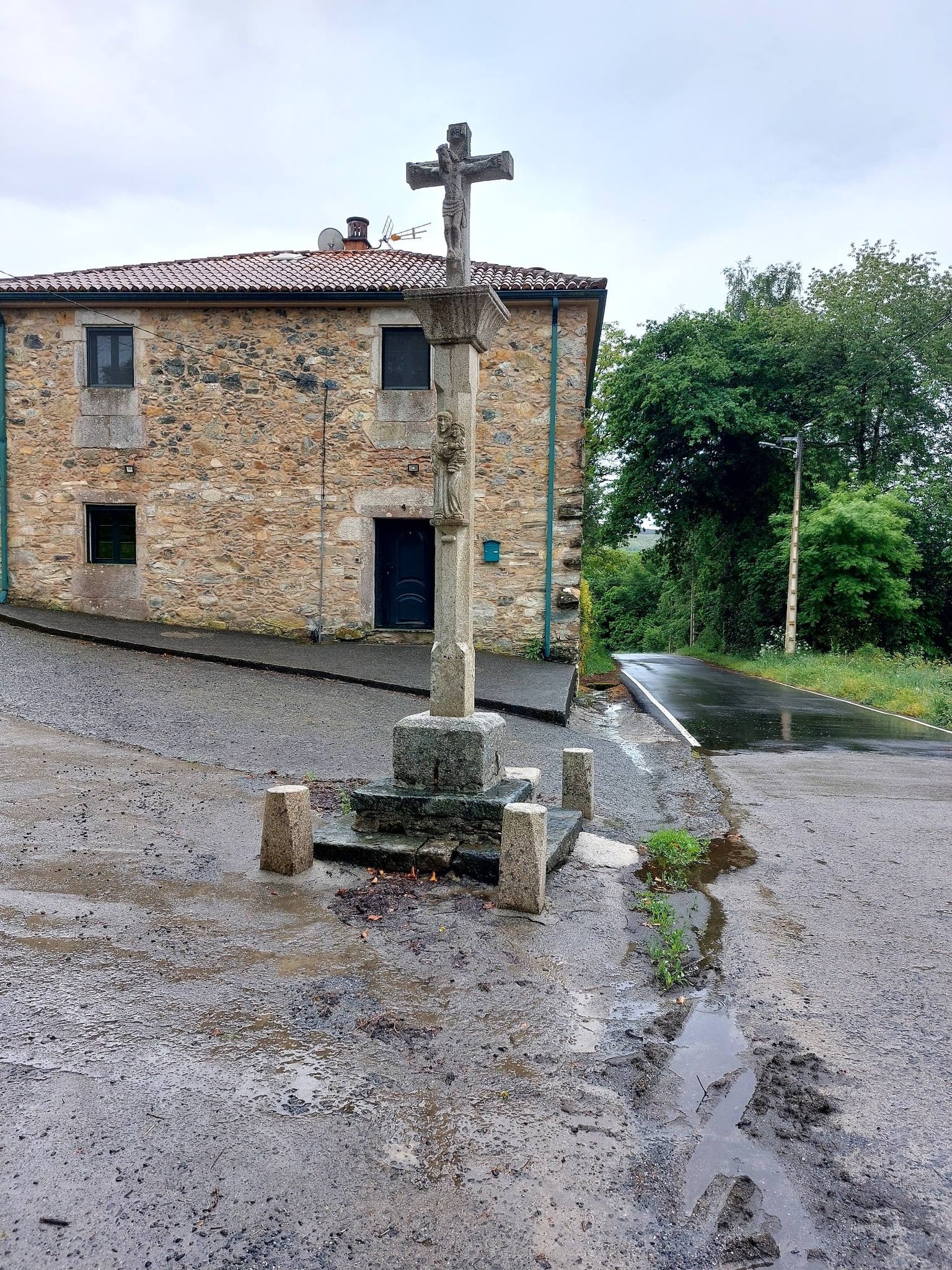 Los cruceiros protegen a los viajeros en el camino. Algunos son muy famosos y todos conservados como huellas del arte barroco