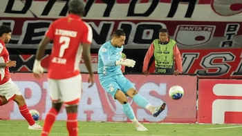 Arquero del América de Cali se agarró los genitales y le mostró el dedo a la hinchada de Santa Fe tras el partido: podría perderse hasta 10 partidos