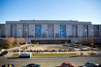 Doug Burgum deberá coordinar con el Servicio de Parques Nacionales la instalación de la señalización en aceras y entradas del Museo Nacional de Historia Americana (Foto AP/Pablo Martinez Monsivais).