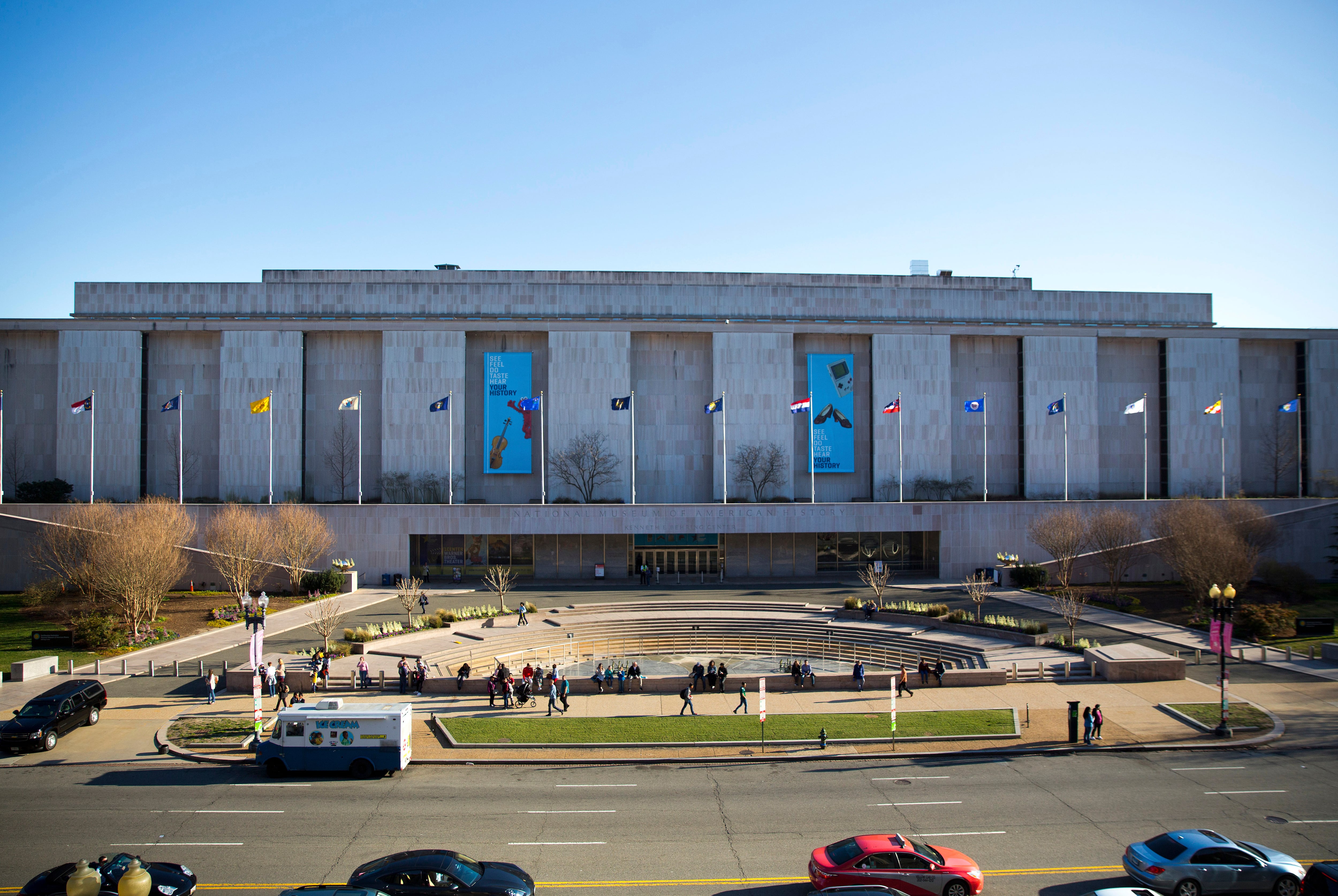 Trump ordena instalar letreros en el Museo Smithsonian que adviertan sobre “inexactitudes” en exhibiciones