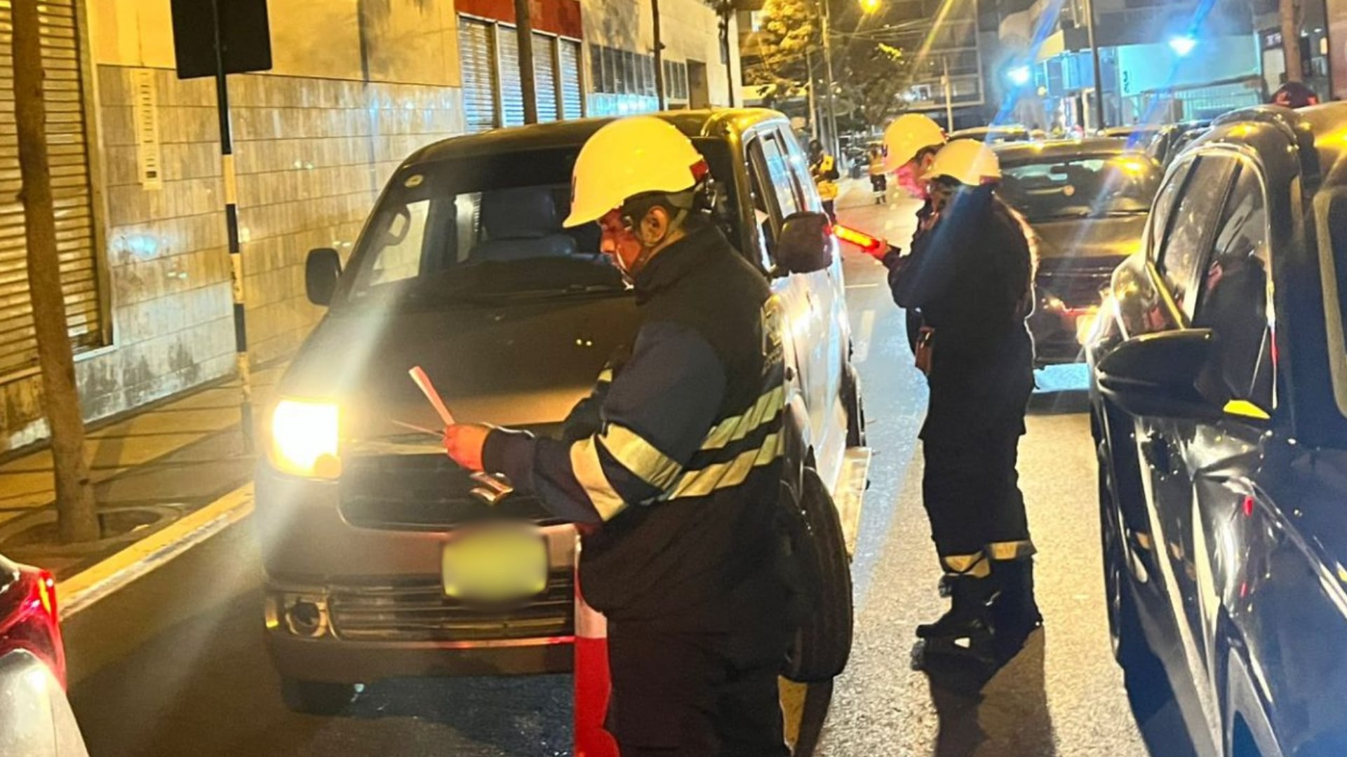 Personal de la Municipalidad de Miraflores, Policía Nacional del Perú y ATU inspeccionan un vehículo durante un operativo de control de taxis informales y prevención del delito en Miraflores. (Foto: Municipalidad de Miraflores)