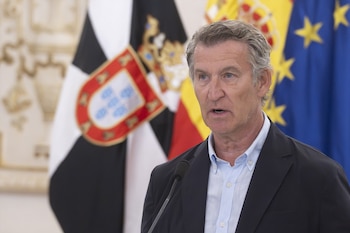 El presidente del Partido Popular, Alberto Núñez Feijóo, atiende a los medios de comunicación en el Palacio de la Asamblea de Ceuta. (Marcos Moreno / Europa Press)
