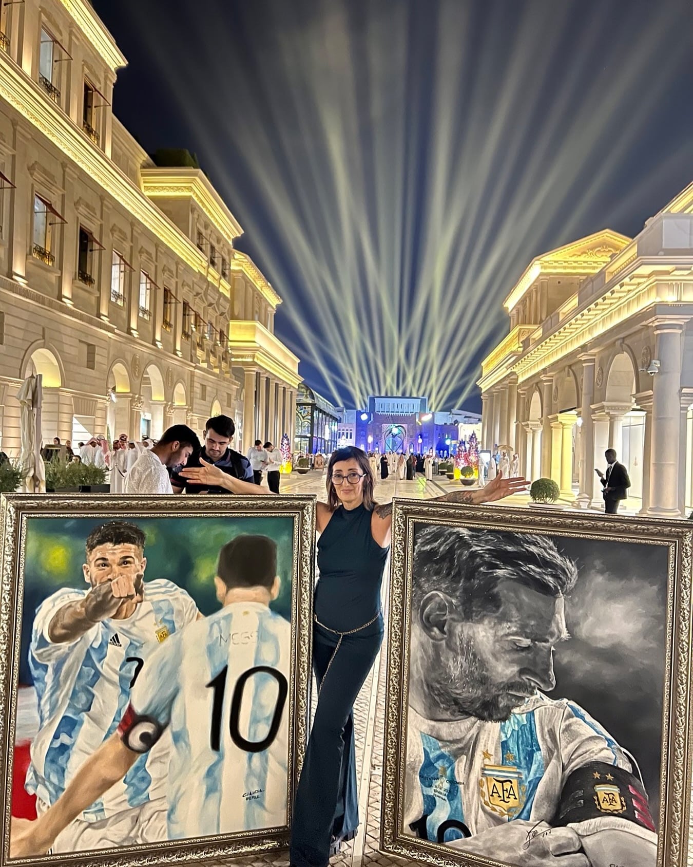 A un lado, la pintura que le pidió De Paul junto a Messi. En el otro costado, la obra que firmó la Pulga, en la que está mirando la cinta de capitán con las dos estrellas (Créditos: @claudiaperezart/Instagram)