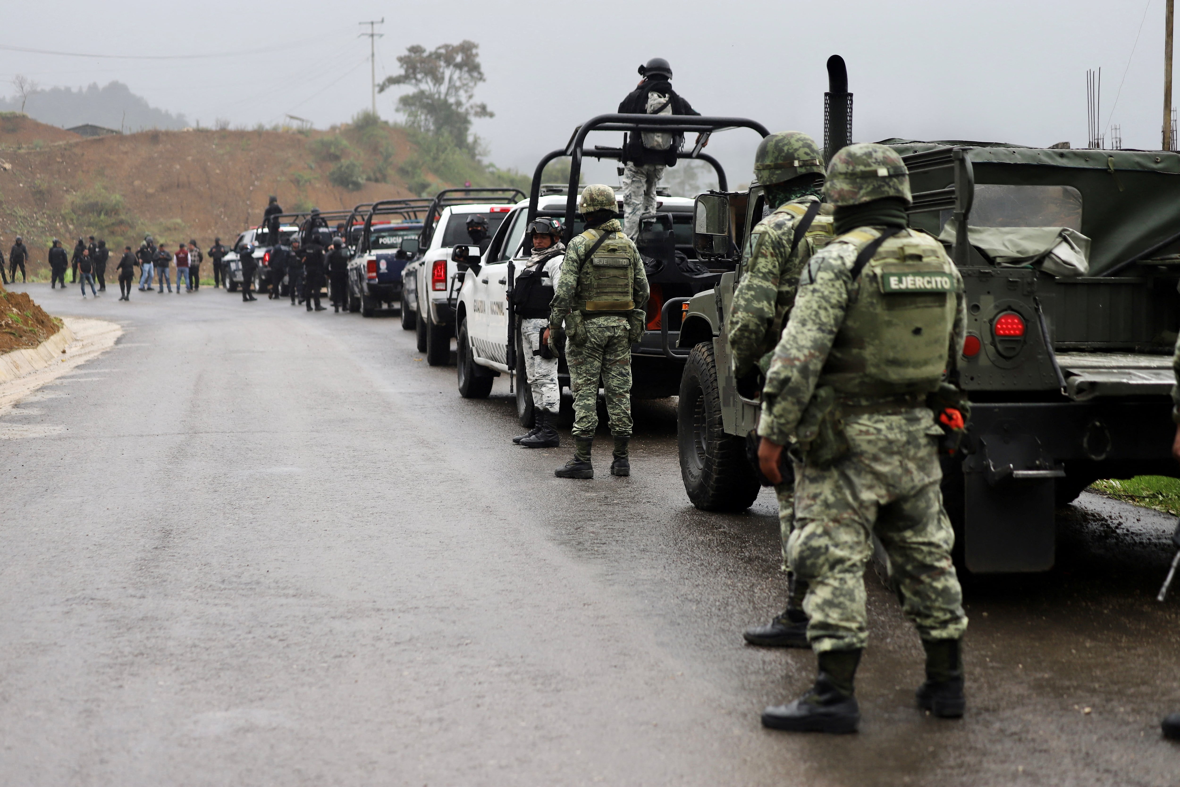 Miembros de las fuerzas de seguridad patrullan camino en Chenalhó, estado de Chiapas, México, el 6 de octubre de 2022. REUTERS/Jacob Garcia