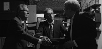 La trama de Vértices sigue a tres amigos que se reencuentran en un funeral después de treinta años para hablar de la vida y la muerte./ (Contrapunto)