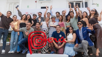 Michelle Alexander celebra el aniversario de Del Barrio Producciones con la licencia entregada por PROMPERÚ, junto a los actores que trabajaron y trabajan en sus series.