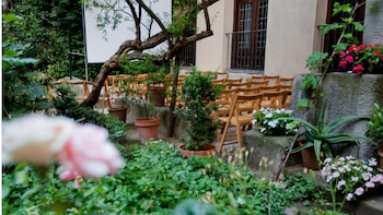 El jardín al aire libre donde hacen teatro en Madrid