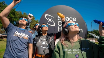 CSIC acerca los eclipses a personas ciegas con dispositivos que transforman la intensidad de la luz en sonido