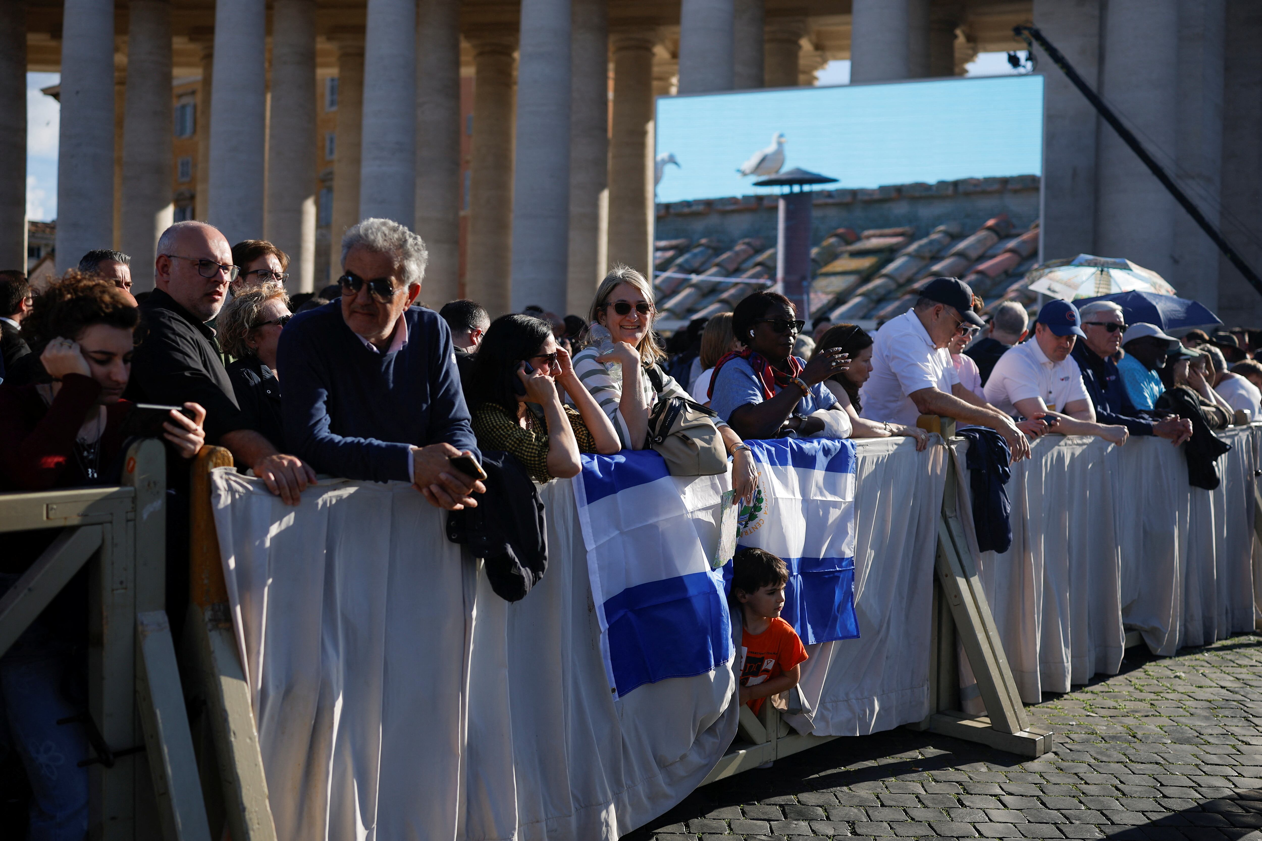 La gente espera en la Plaza de San Pedro, en el segundo día del cónclave para elegir al nuevo papa, en el Vaticano, el 8 de mayo de 2025