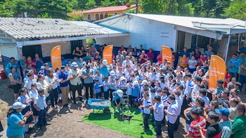 Iniciaron la construcción de un nuevo centro escolar tras 20 años sin mejoras en El Salvador