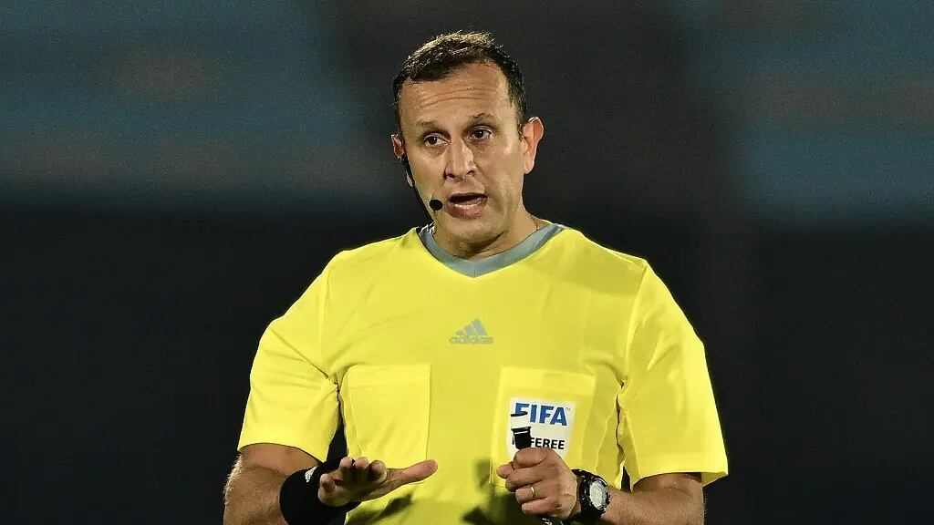 Darío Herrera impartirá justicia en el clásico entre Boca y Racing en La Bombonera (crédito AFP)