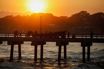 Pescadores empujan una barca en