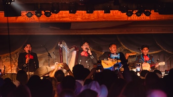 ICE los arrestó. Kacey Musgraves puso a estos mariachis en el escenario