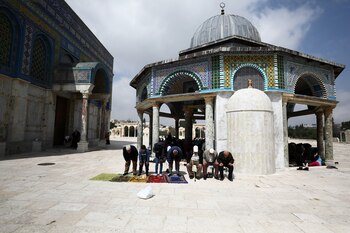 Fieles musulmanes rezan en la