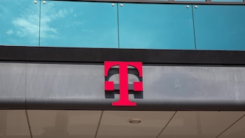Deutsche Telekom adquiere una compañía de fibra óptica y un operador de televisión polacos por 1.000 millones