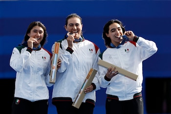 Paris 2024 Olympics - Archery - Women's Team Victory Ceremony - Invalides, Paris, France - July 28, 2024. Ana Vazquez of Mexico, Angela Ruiz of Mexico and Alejandra Valencia of Mexico celebrate after winning bronze. REUTERS/Tingshu Wang