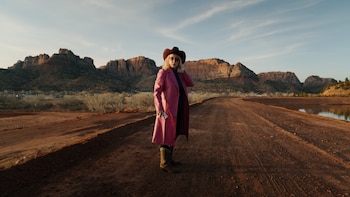 Infiltrados en la secta del “falso profeta” que llegó a tener diez esposas menores de edad: la miniserie de cuatro episodios que triunfa en Netflix