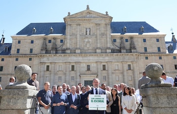 31/08/2026 El presidente de VOX, Santiago Abascal (c), atiende a los medios de comunicación tras la reunión de inicio del curso político, a 31 de agosto de 2026, en San Lorenzo del Escorial, Madrid (España). La comparecencia se produce apenas unos días después de que el partido ultra haya convocado una serie de manifestaciones por toda España para el próximo día 2 de septiembre bajo el lema 'No a la invasión. Defiende Ceuta. Defiende España'.
POLITICA
Marta Fernández - Europa Press