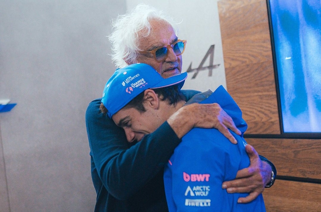 El abrazo entre Flavio Briatore y Franco Colapinto luego de la competencia canadiense (Crédito: Prensa Alpine)