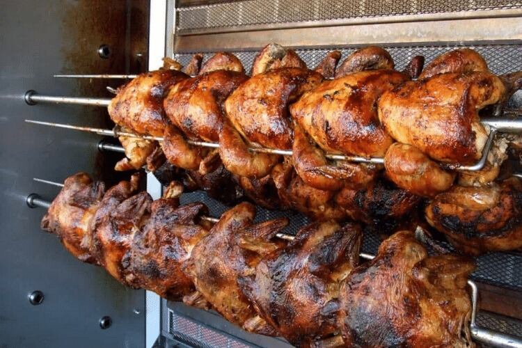 Los precios promedio del pollo asado están sobre los 40.000 pesos - crédito Surtidor de aves