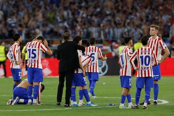 Simeone y los jugadores del Atlético tras la derrota en la final de la Copa del Rey (EFE/Julio Muñoz)