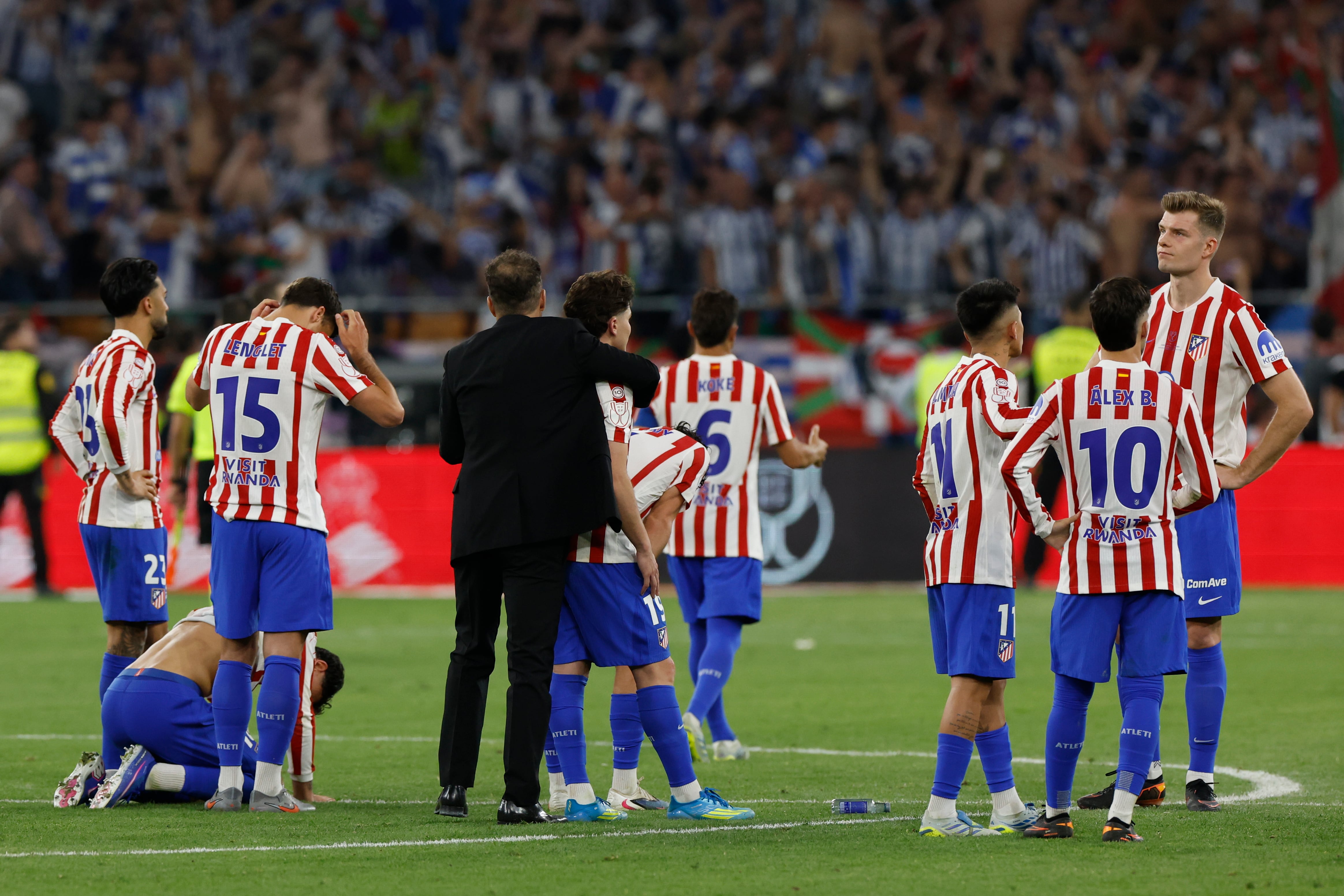 Simeone y los jugadores del Atlético tras la derrota en la final de la Copa del Rey (EFE/Julio Muñoz)