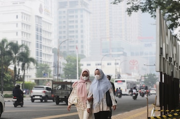 El humo de los incendios forestales en Indonesia deteriora la calidad atmosférica hasta su peor nivel en más de una década y obliga a los atletas a buscar refugio bajo techo (AP Foto/Binsar Bakkara)