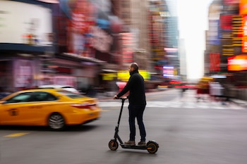 Nueva York debate 17 proyectos de ley para regular bicicletas eléctricas y scooters tras el aumento de muertes en choques (REUTERS/Andrew Kelly)