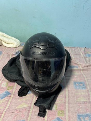 El casco negro que los