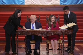 Fotografía de archivo, tomada el pasado 9 de julio, en la que se captó al canciller de Guatemala, Carlos Martínez ((c-i), y a la embajadora del Reino Unido en Guatemala, Juliana Correa Whitfield (c-d), durante la firma una carta de entendimiento entre los gobiernos de Guatemala y Reino Unido para iniciar una cooperación técnica orientada al desarrollo del MetroRiel, en Ciudad de Guatemala (Guatemala). EFE/Mariano Macz