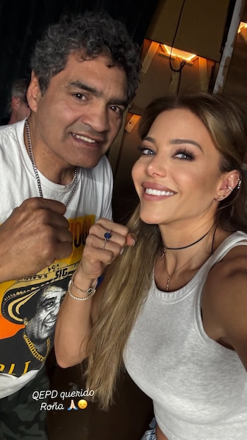 Jorge Castro y Evangelina Anderson sonríen con los puños en alto mientras posan en un plano cerrado con texto en la parte inferior