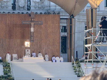 El papa León llega al altar de la plaza de Cibeles para oficiar la misa (Infobae)