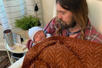 Billy Ray Cyrus aseveró que su nieto lo impulso a seguir mejorando. (Instagram)