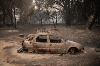 Personal de la UME apagando fuegos en viviendas y naves en Piedralaves durante el incendio de Burgohondo. (Fernando Sánchez/Europa Press)