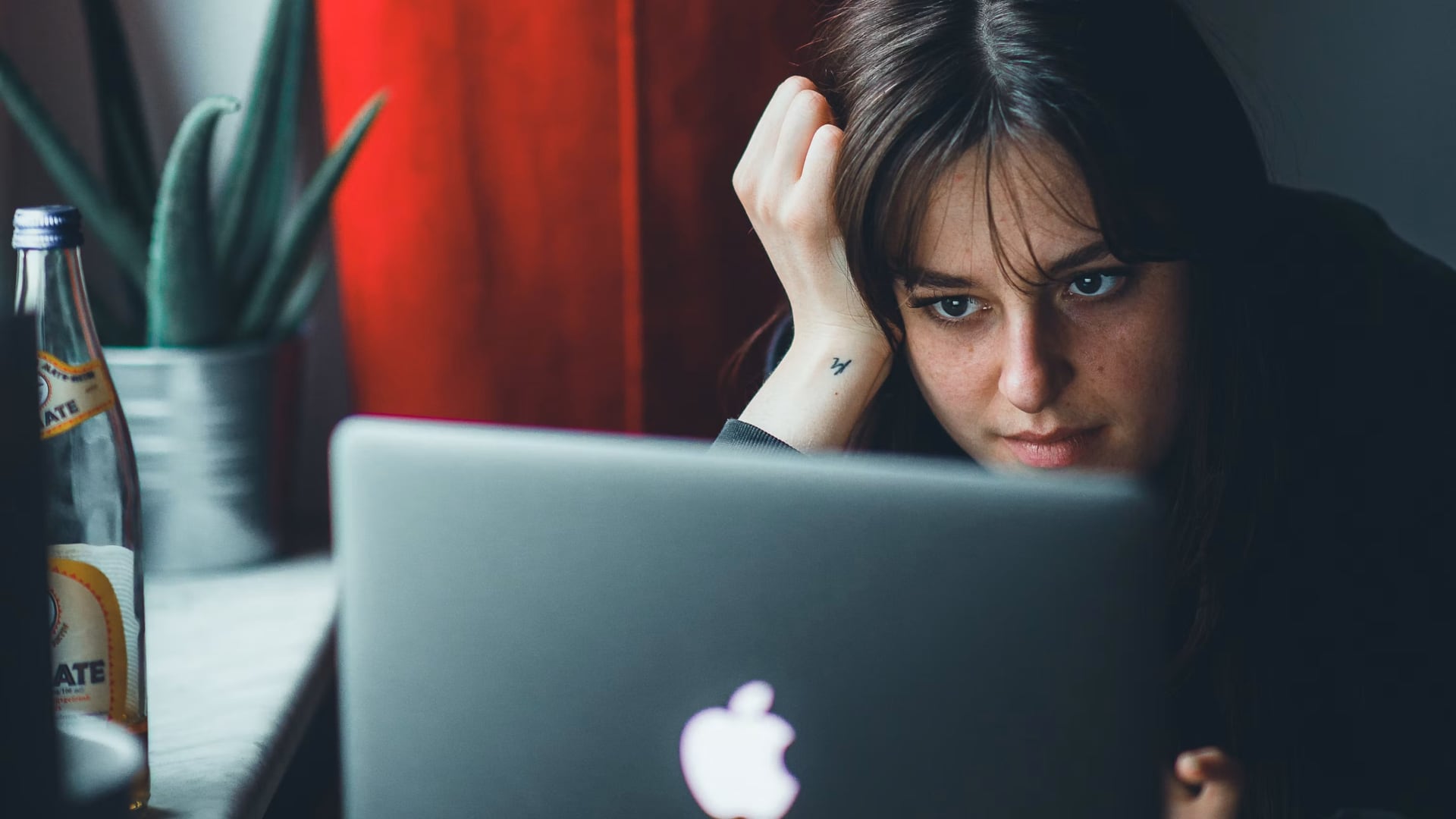 El 37% utiliza esta tecnología para redactar descripciones de puestos y optimizar anuncios laborales, mientras que el 21% la emplea para encontrar candidatos según palabras clave y requisitos específicos. Foto: Unsplash