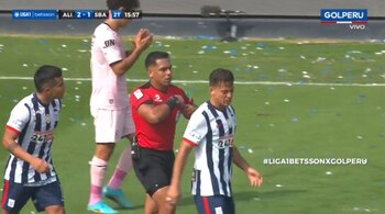 Cristian Benavente vio la roja