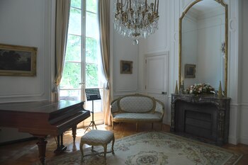 Sus bellos salones recuerdan el