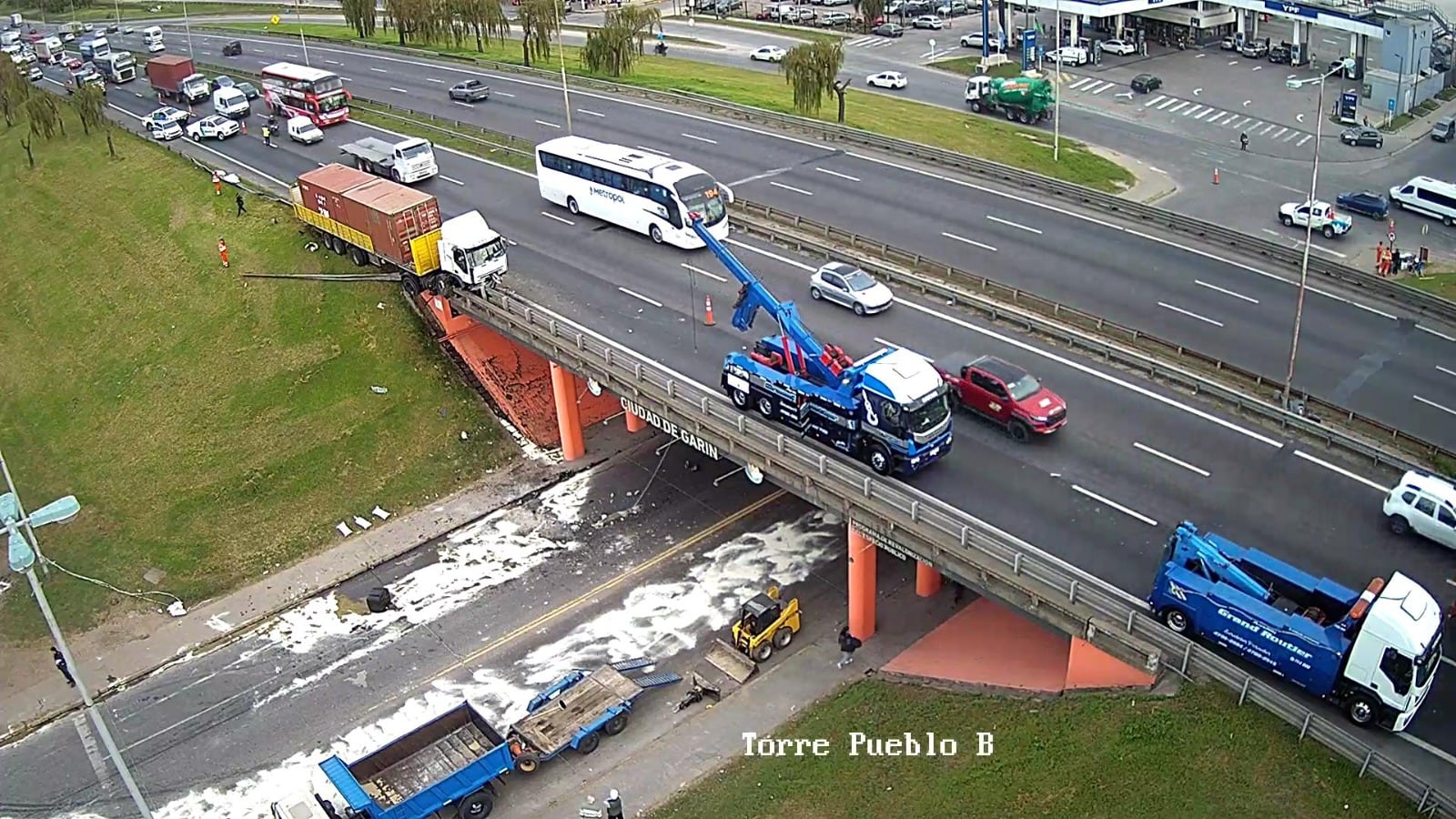 El camión quedó colgado sobre el puente y provocó caída de restos en una calle que cruza la Panamericana
