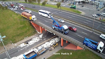 Fuerte accidente en Panamericana: un camión quedó colgado en un puente, dejó heridos y caos de tránsito