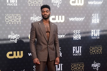 Jelani Alladin vestido por Balmain