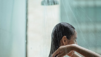 Por qué no debes lavarte el pelo con agua caliente: la ciencia desmiente que su resultado es más limpio o con mayor suavidad