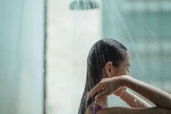 Una mujer lavandose el pelo en la ducha (Pexels)