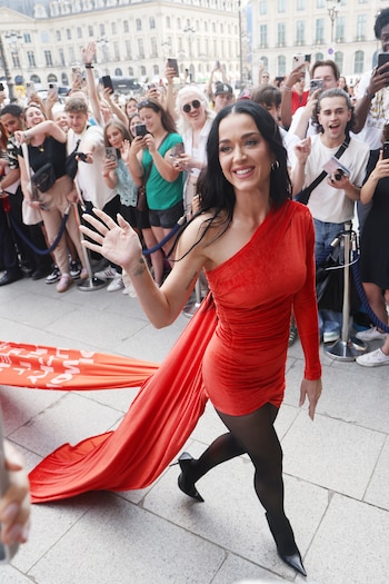 Katy Perry con su largo vestido rojo en la Semana de la Moda en Paris.